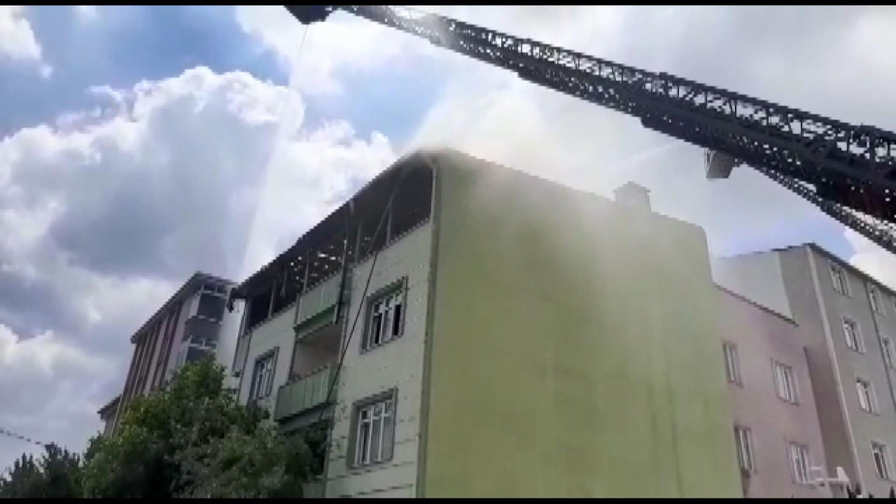Avcılar'da binanın çatısı alev alev yandı