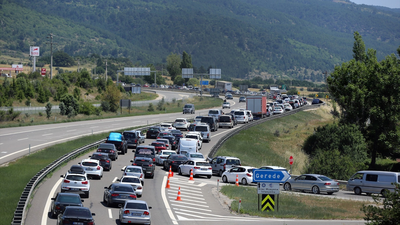 Bolu Dağı'nda kilometrelerce kuyruk oluştu