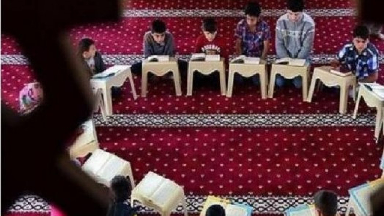 Kuran kursunda kapı koluna asılı bulunmuştu