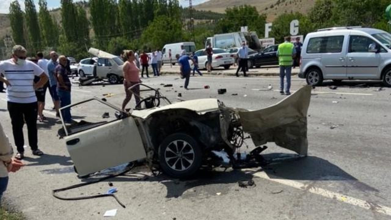 Ankara'da feci kaza: Araç ikiye bölündü