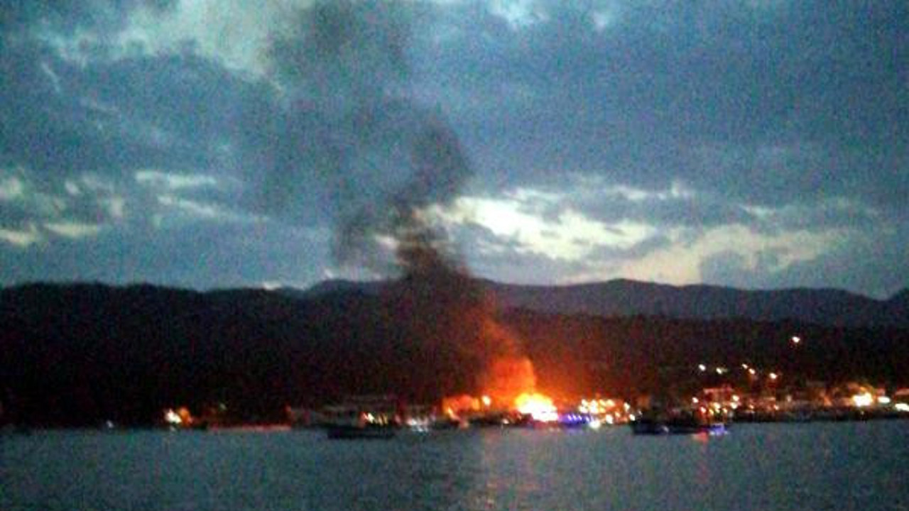 Limanda bağlı tur teknesi yangında kullanılamaz hale geldi