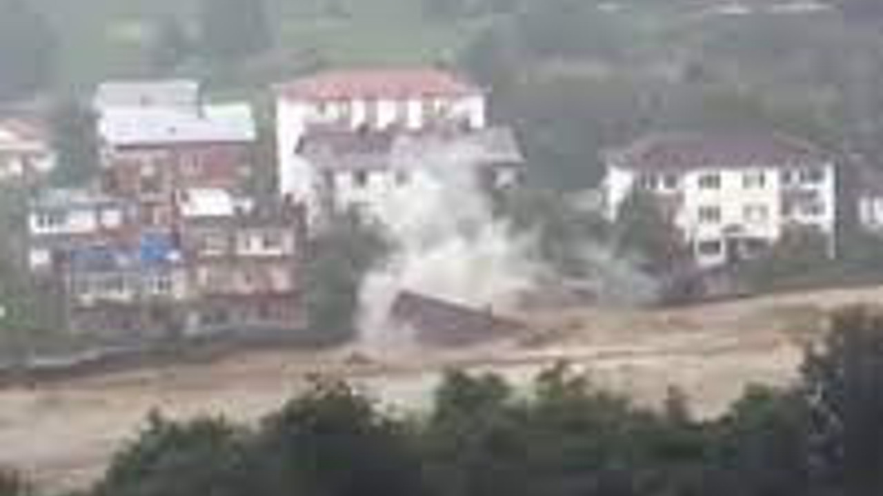 Sel suları Artvin'de dere yatağına yapılan evi yuttu