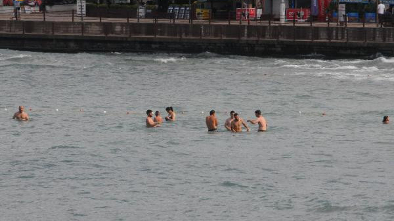 Yasağa ve tehlikeye aldırış etmeden denize girdiler