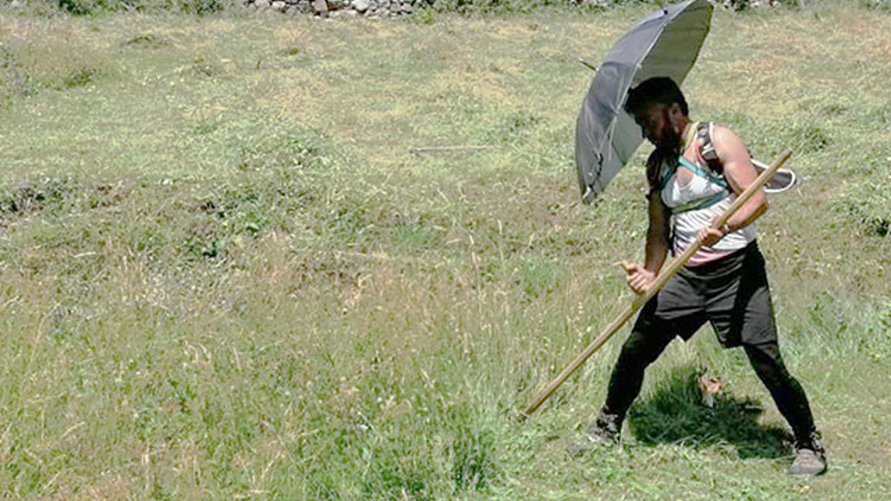 Vantilatör gibi çalışan şemsiyeyle kavurucu sıcaktan korunuyor