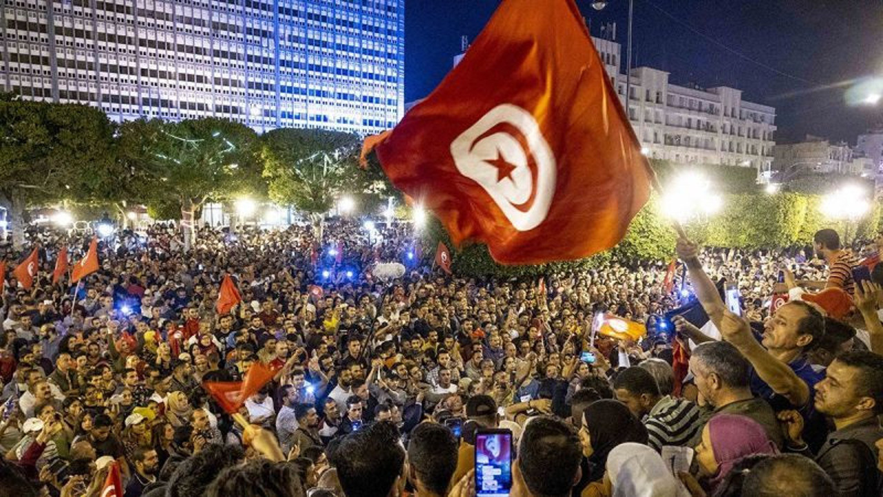 Tunus'ta bir aylık sokağa çıkma yasağı ilan edildi