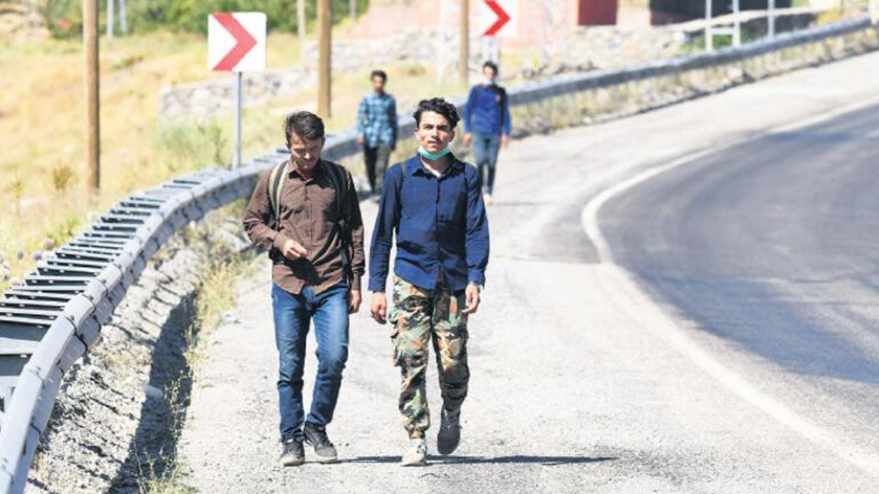 İnsan kaçakçıları tüm organizasyonu bu uygulama ile yönetiyor! İşte kişi başı aldıkları ücret