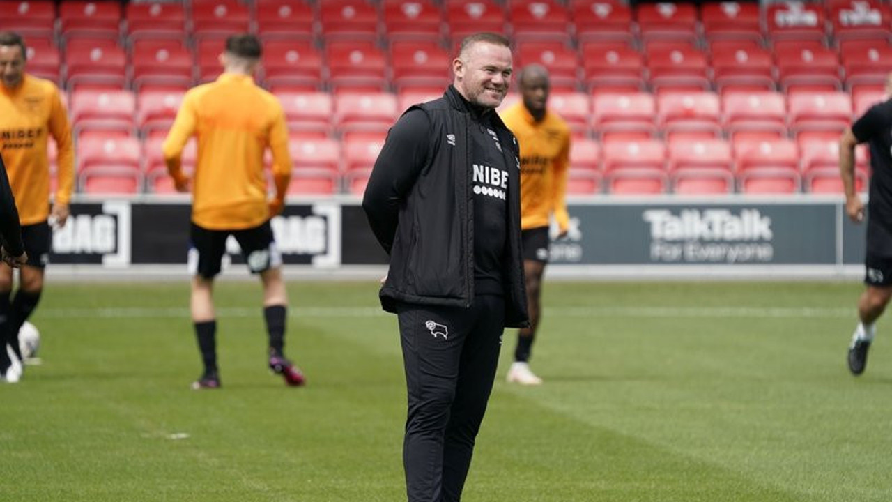 Wayne Rooney kendi oyuncusunu sakatladı