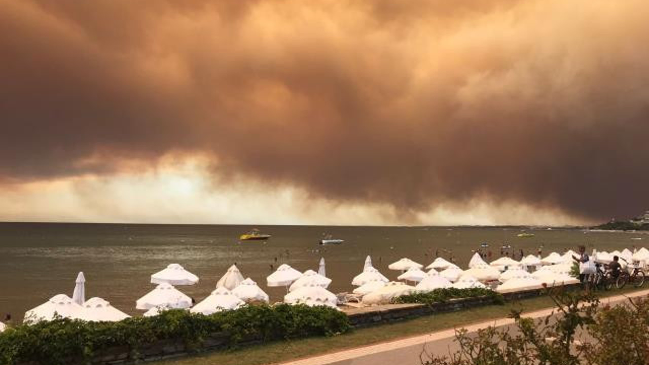 Antalya Manavgat'ta büyük yangın: Dumanlar güneşi kapattı