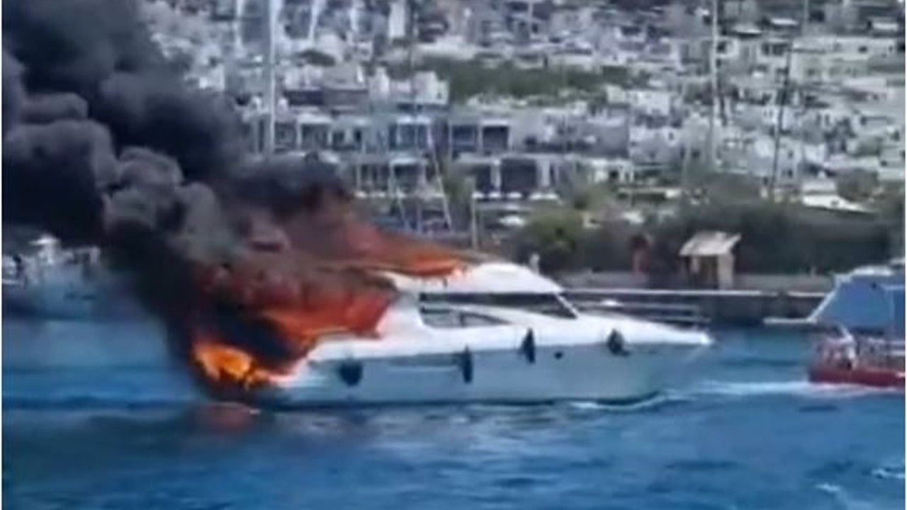 Hareket halindeki yat alev alev yandı