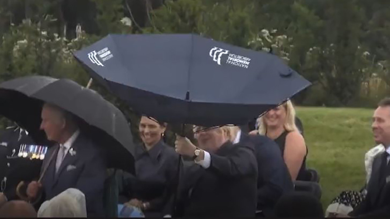 Protokoldeki kadınlar kıkır kıkır güldü. Boris Johnson şemsiye açarken 'Sakar Şakir' durumuna düştü