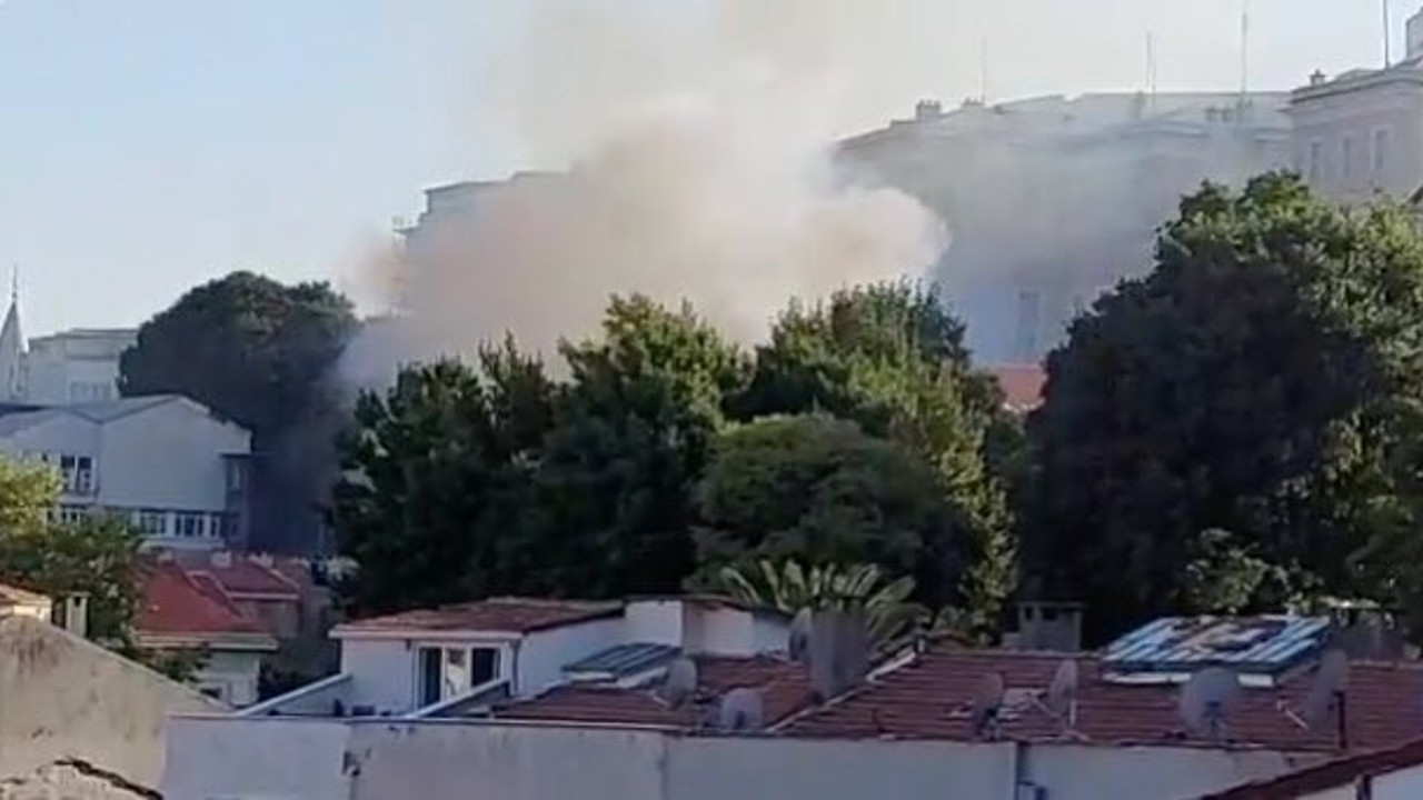 Beyoğlu'nda lisenin çatısında yangın