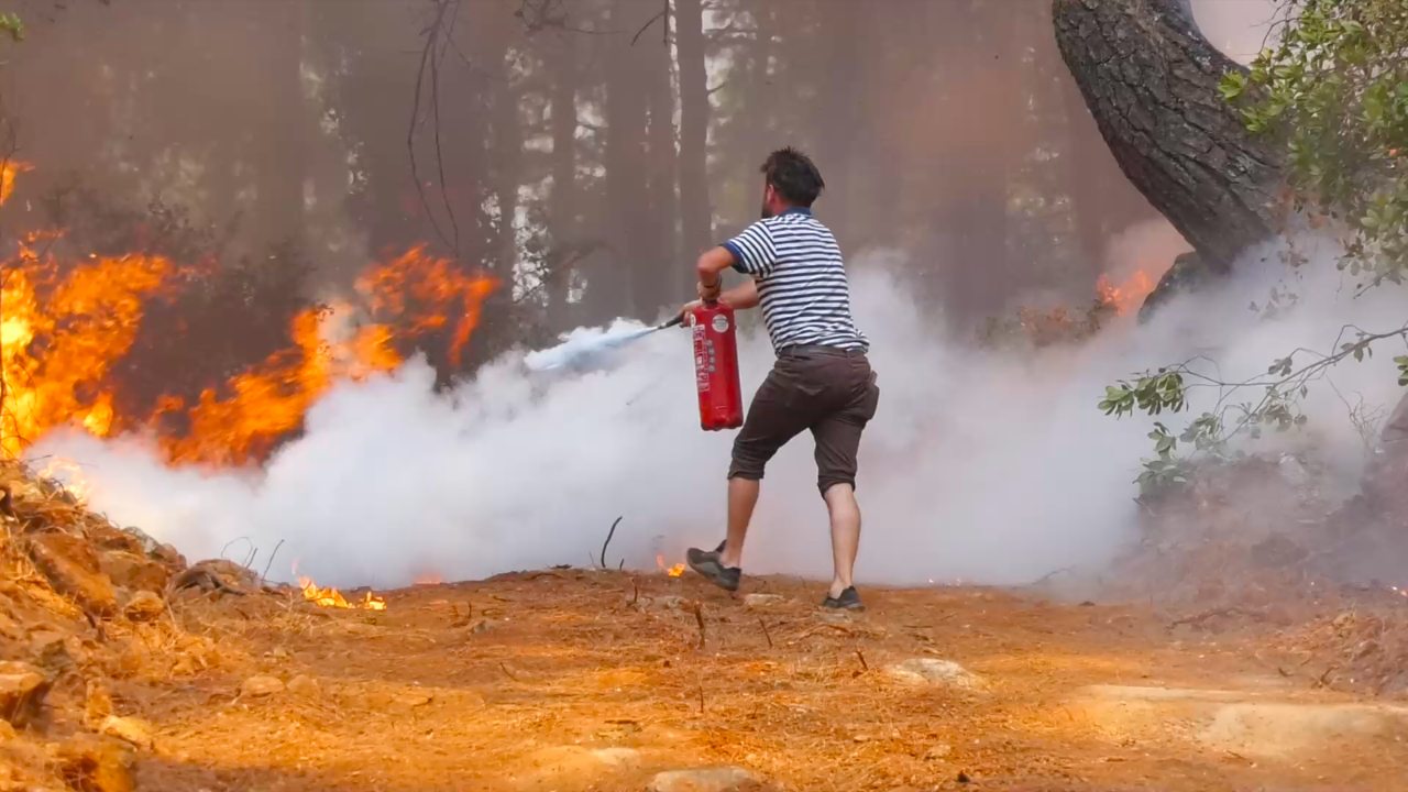 Halkın yangın söndürmek için canını hiçe saydığı o anlar