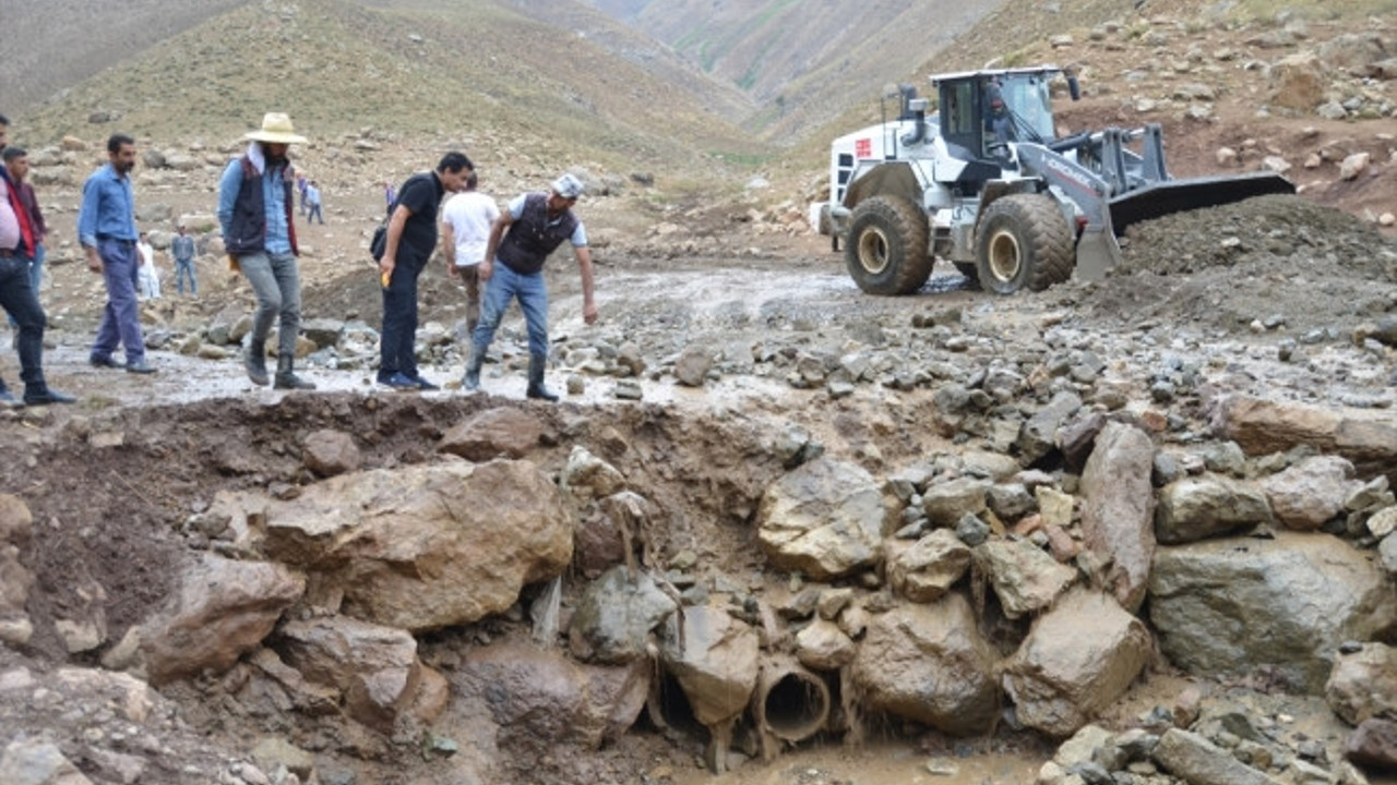 Hakkari’de sel sularına kapılan yaklaşık 500 koyun öldü