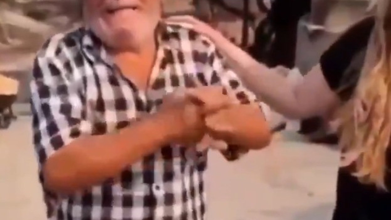 Yaşlı adam, yanan evinin önünde isyan etti: Başımızda hükümet yokmuş