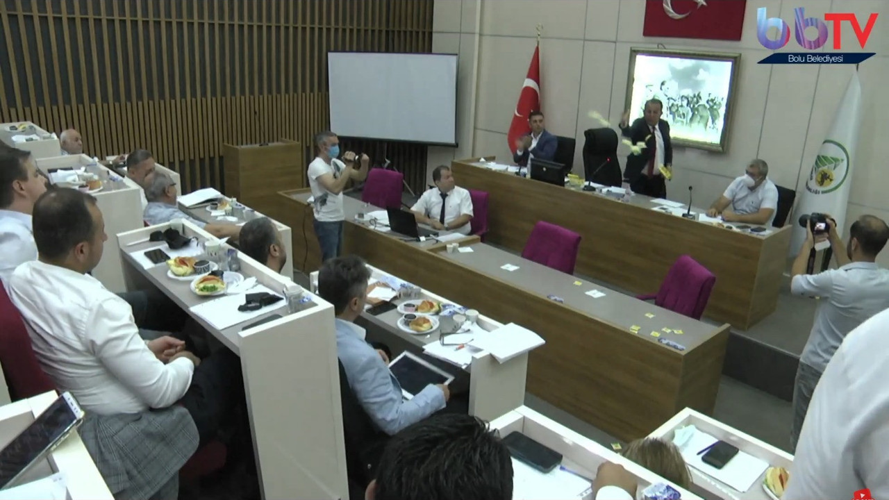 CHP'li Tanju Özcan, AKP'li meclis üyelerine çay fırlattı