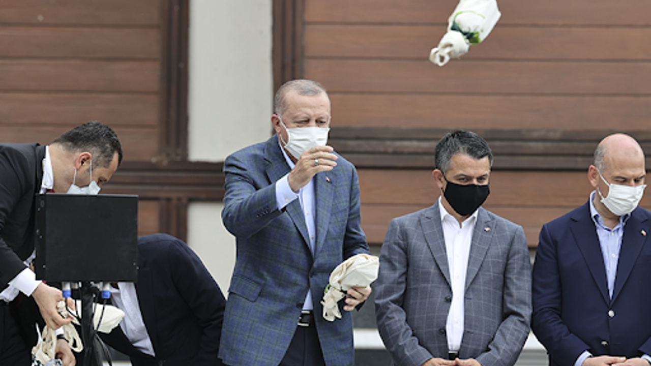 Erdoğan neden sürekli çay fırlatıyor?