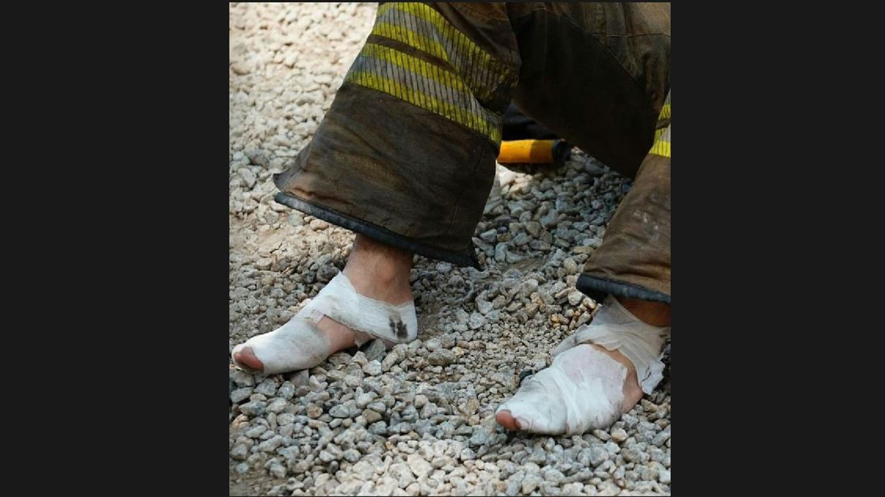 Yürekleri parçalayan fotoğraf. O bir insan, o bir baba, o bir kahraman