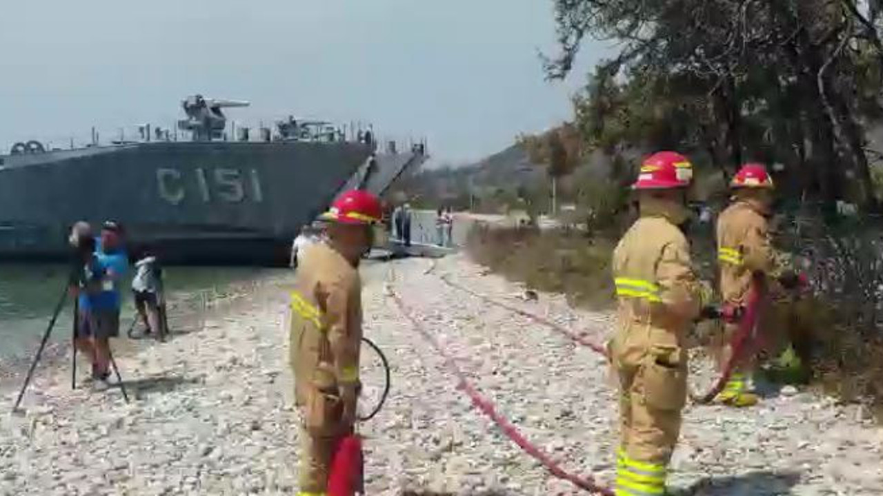 Çıkarma gemisi Muğla’daki yangına böyle müdahale etti