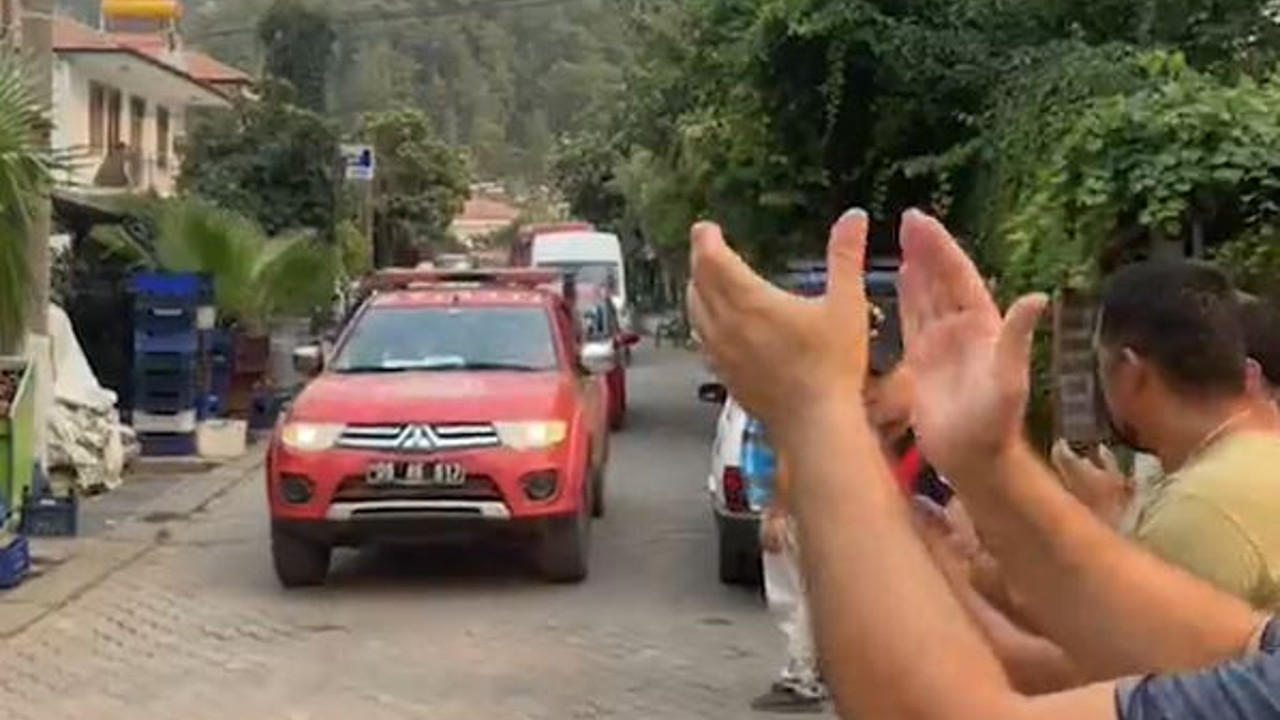 Fatih Portakal paylaştı. Turgutköy'deki yangını söndüren ekipleri halk alkışlarla karşıladı