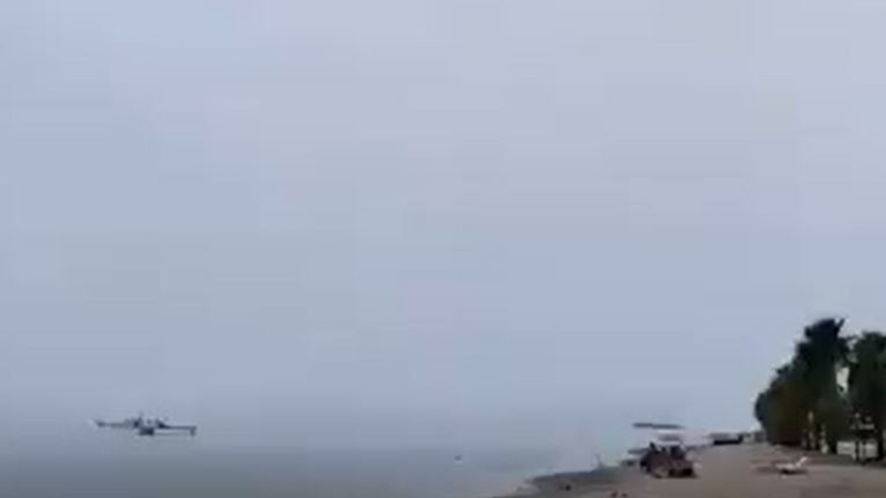 Muğla'da yüreklerin ağza geldiği an... İspanya uçağı yangın söndürmeye çalışırken birileri deniz sefası yapıyor!