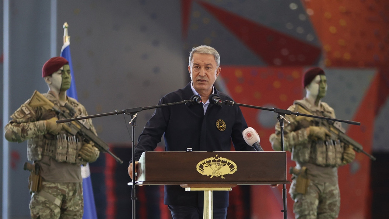 Afganlar akın akın Türkiye’ye gelirken Bakan Akar’dan Kabil havalimanı açıklaması