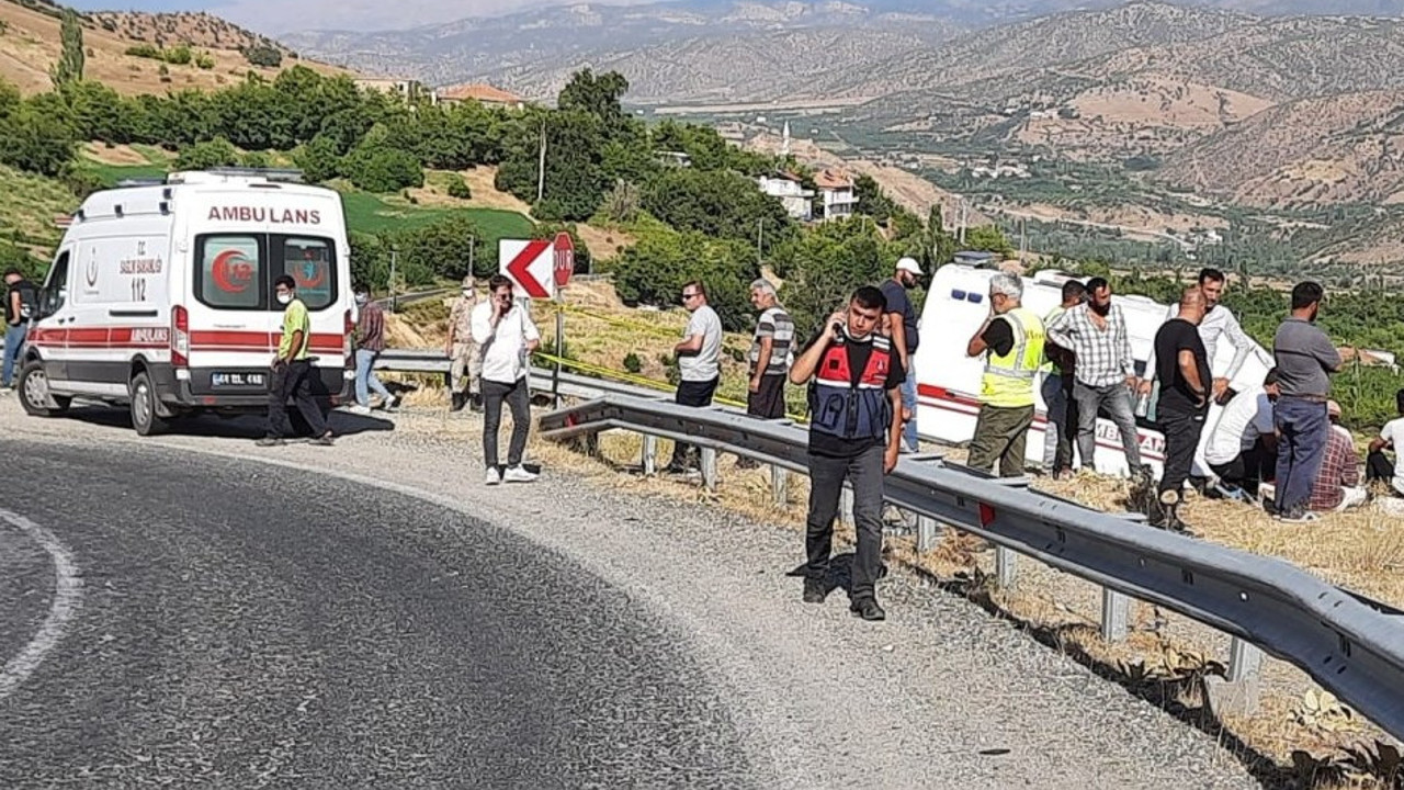 Malatya'da bir kamyon şarampole devrildi. 1 ölü, 2 yaralı