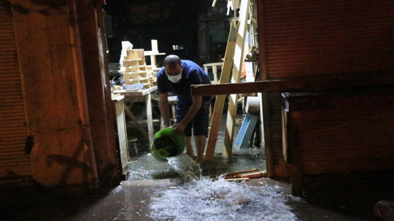 Mersin'de sağanak: Yollar göle döndü, araçlar mahsur kaldı