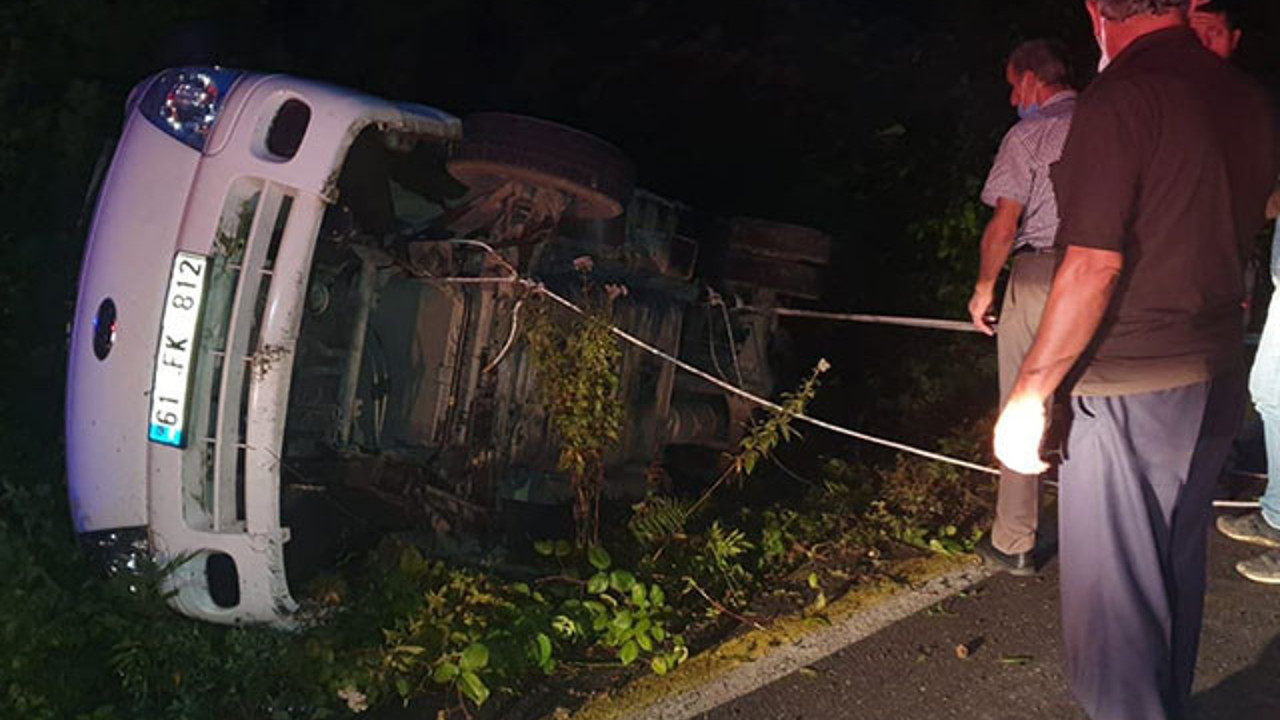 Devrilen kamyonette sıkışan baba-oğul güçlükle kurtarıldı