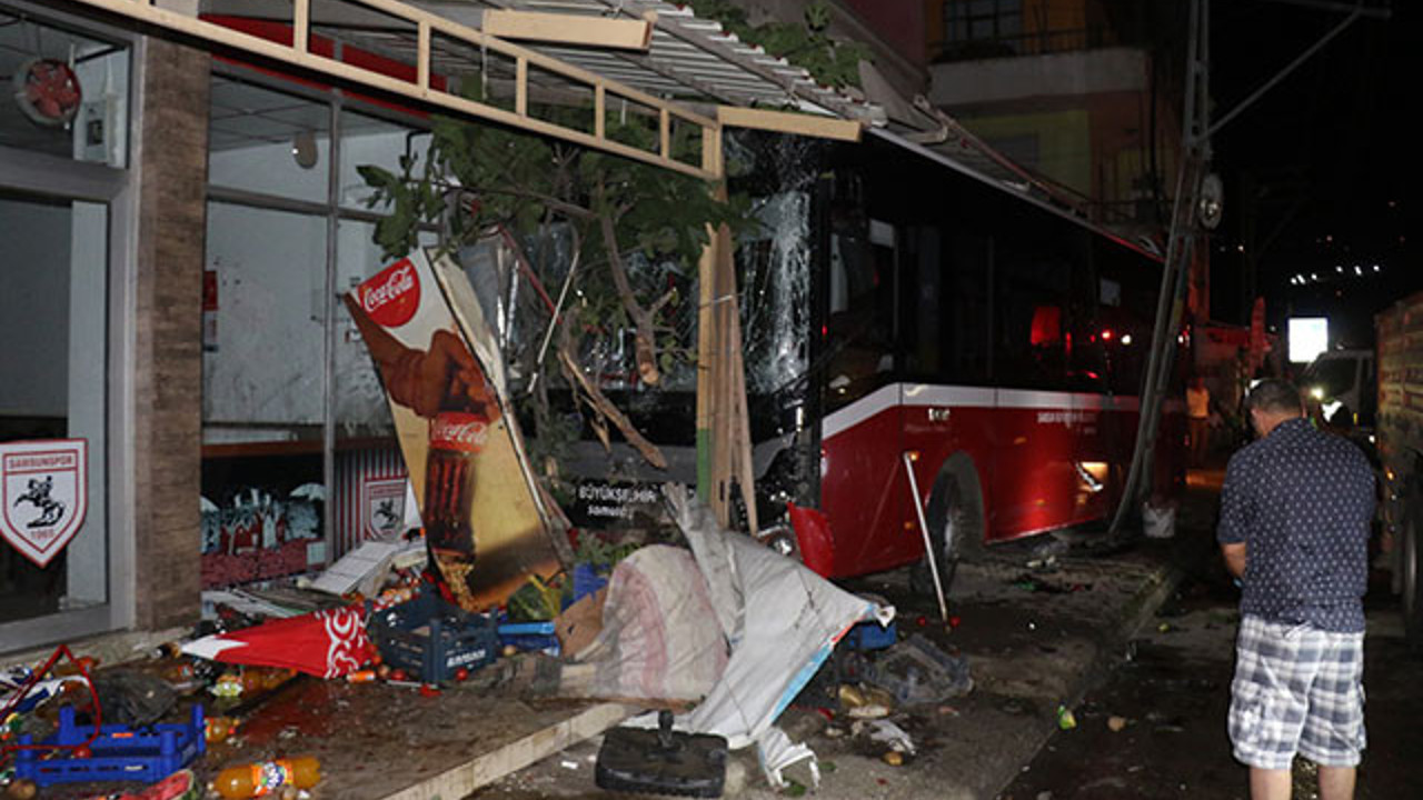 Halk otobüsü markete daldı: 8 yaralı