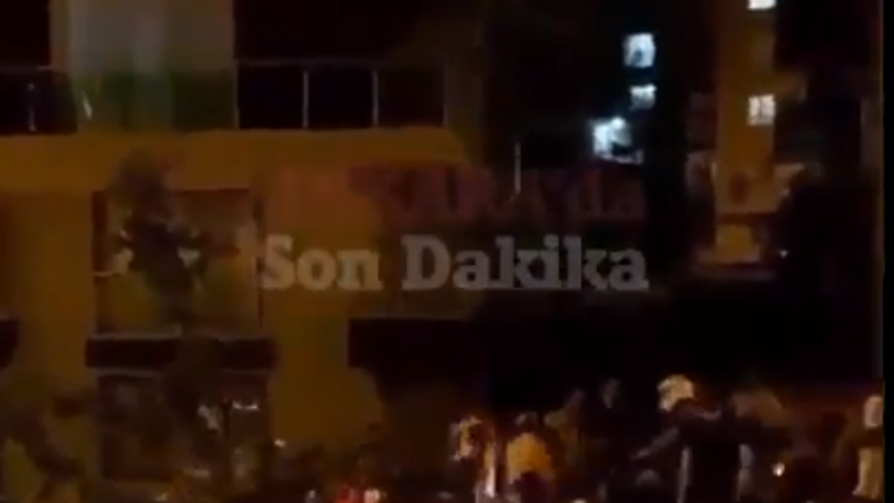 Göçmenler ellerinde zincirlerle sokakta fink atıyor