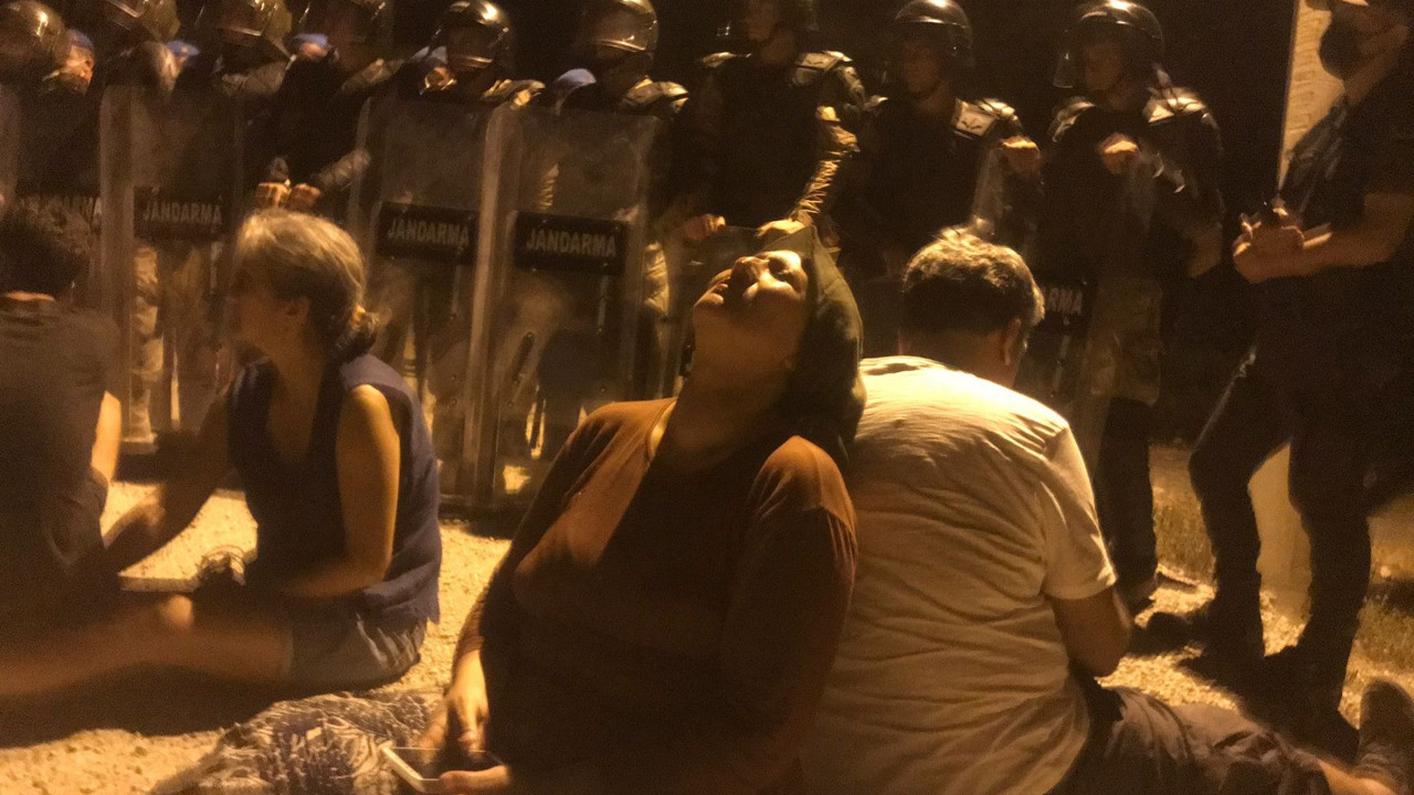 Helal olsun size Türk kadınları! Ağaçlar kesilip maden ocağı yapılmasın diye sabaha kadar nöbet tuttular