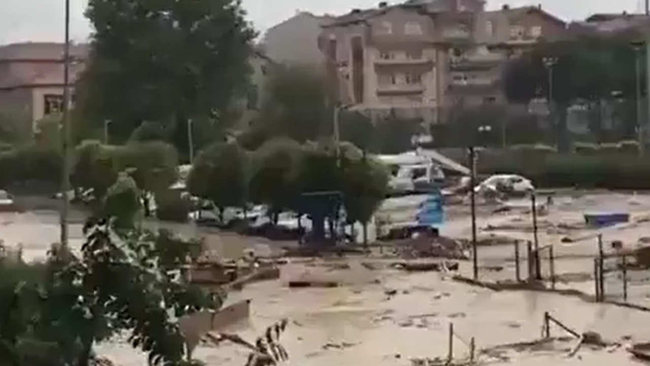 Sinop'ta araçlar sular altında kaldı