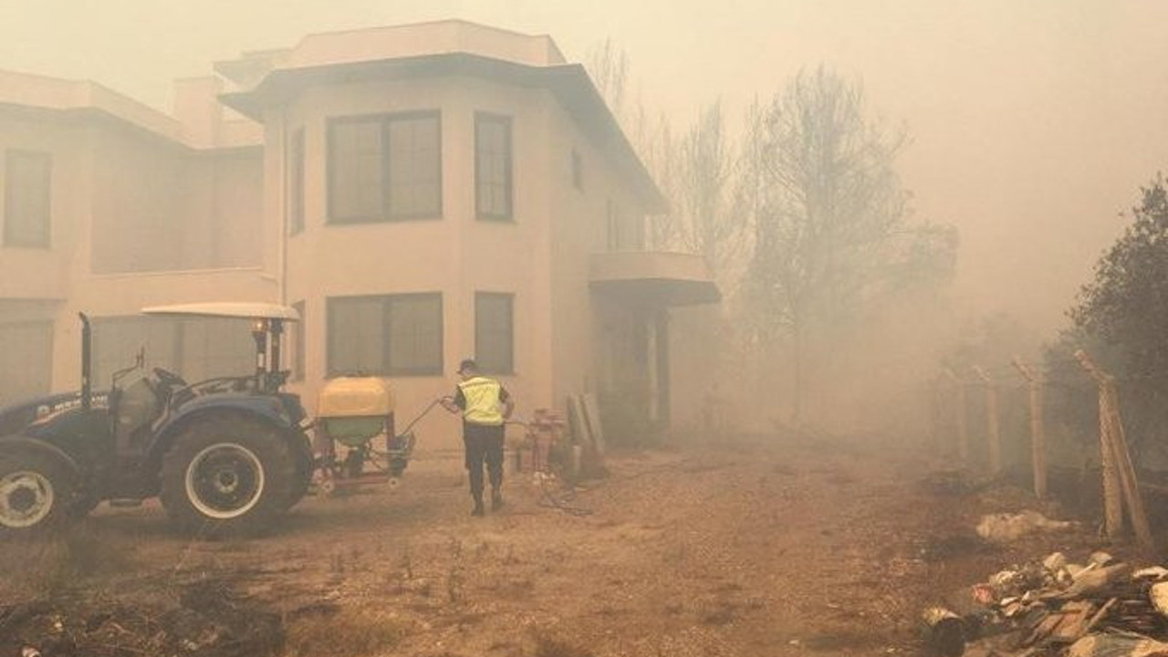 Bakan Pakdemirli: Bucak yangını tehlikeli. Yanan evler var