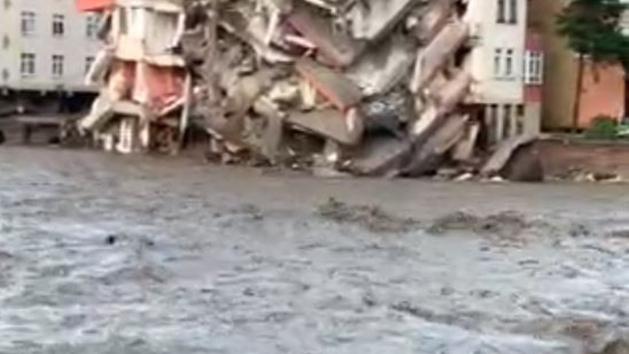 Derenin kenarındaki yıkılmış binada 2 çocuk mahsur kaldı