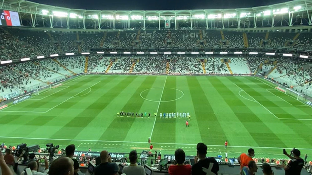 Vodafone Park'ta maç öncesi saygı duruşu