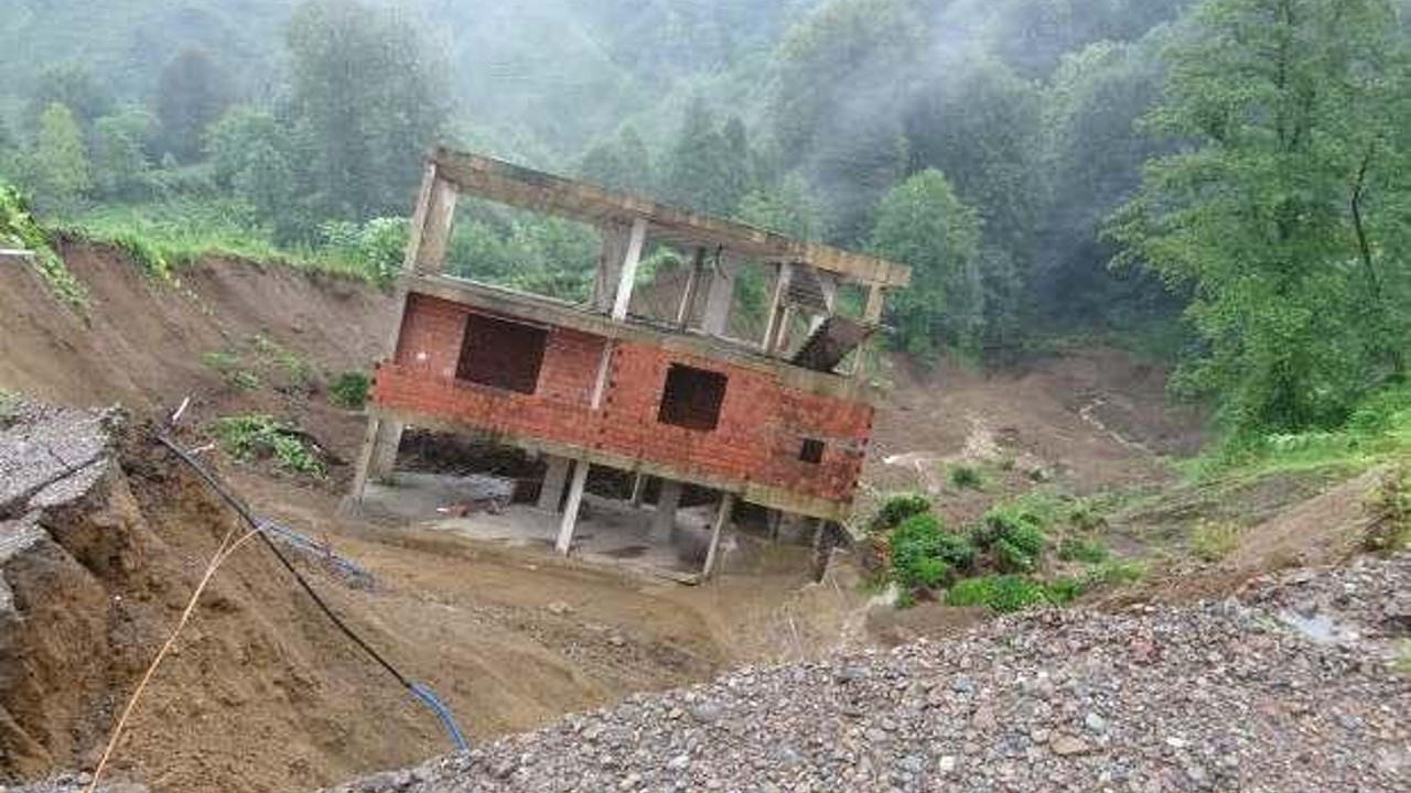 Rize'de 'oturulamaz' raporlu ev inşaatı, heyelanda bu kez 30 metre kaydı
