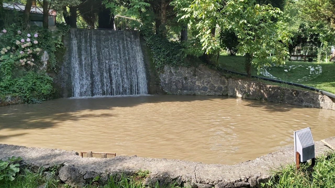 Sapanca'daki derede yapılan inşaat suyu çamura çevirdi