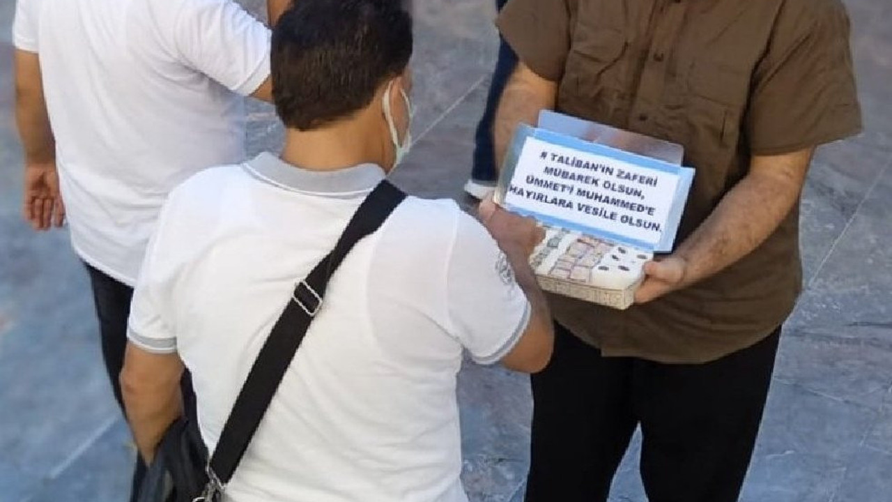 Türkiye’de bir şahıs, Taliban’ın Afganistan’ı işgalini lokum dağıtarak kutladı