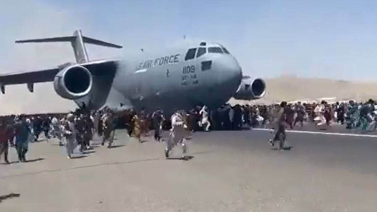 Afganlar Taliban'dan kaçmak için giden uçağa binmeye çalıştı