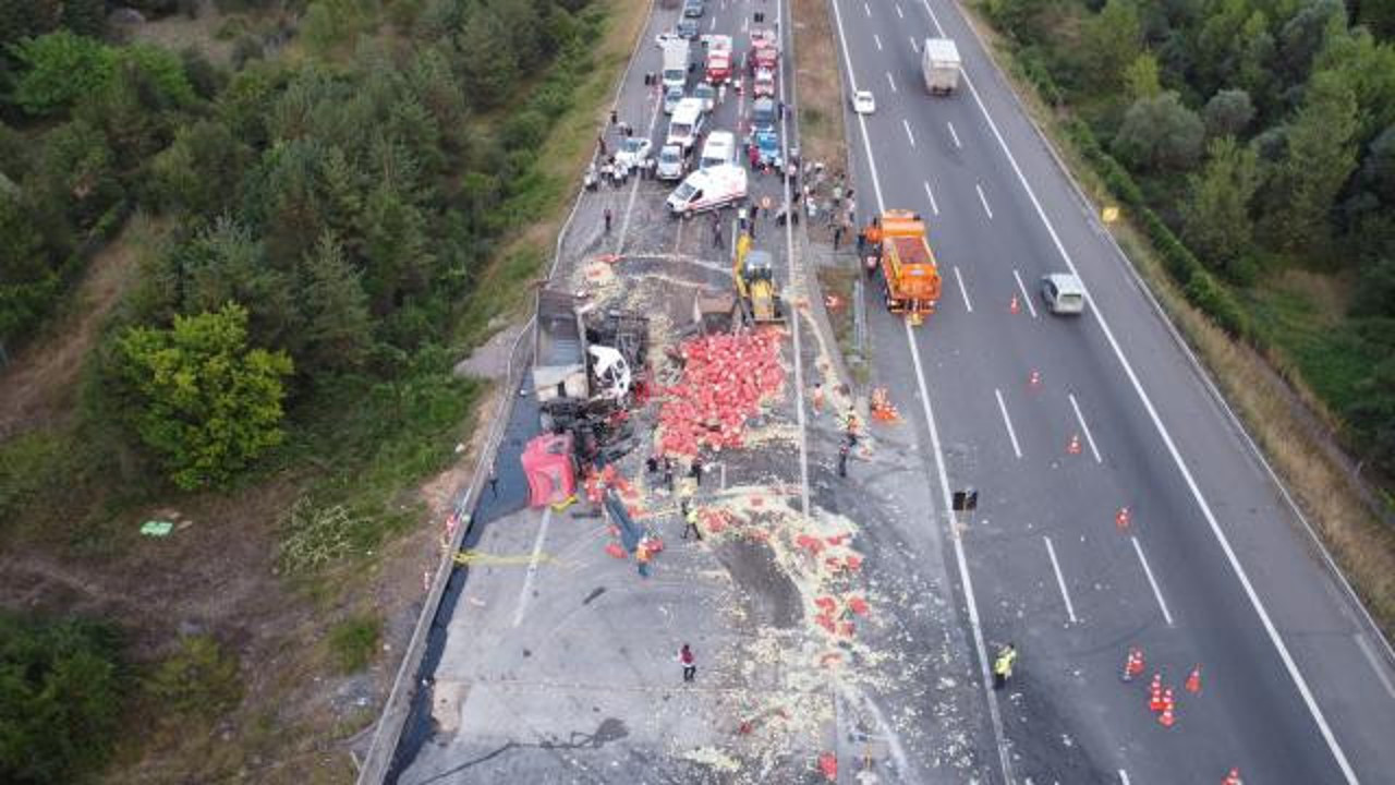 Anadolu Otoyolu'nda zincirleme kaza: Soğanlar yola saçıldı