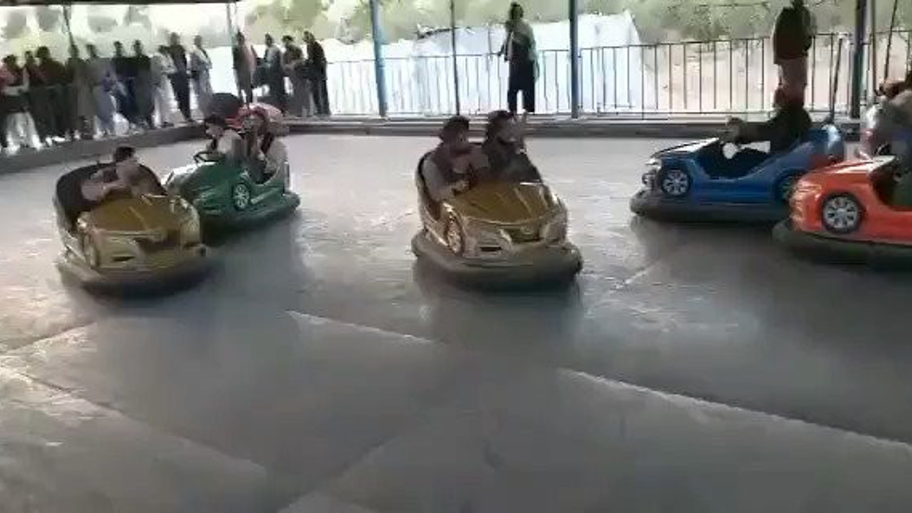 Taliban militanları silahlarla çarpışan arabaya bindi