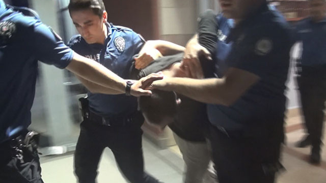 Annesini rehin aldı, evde ne varsa sokağa fırlattı