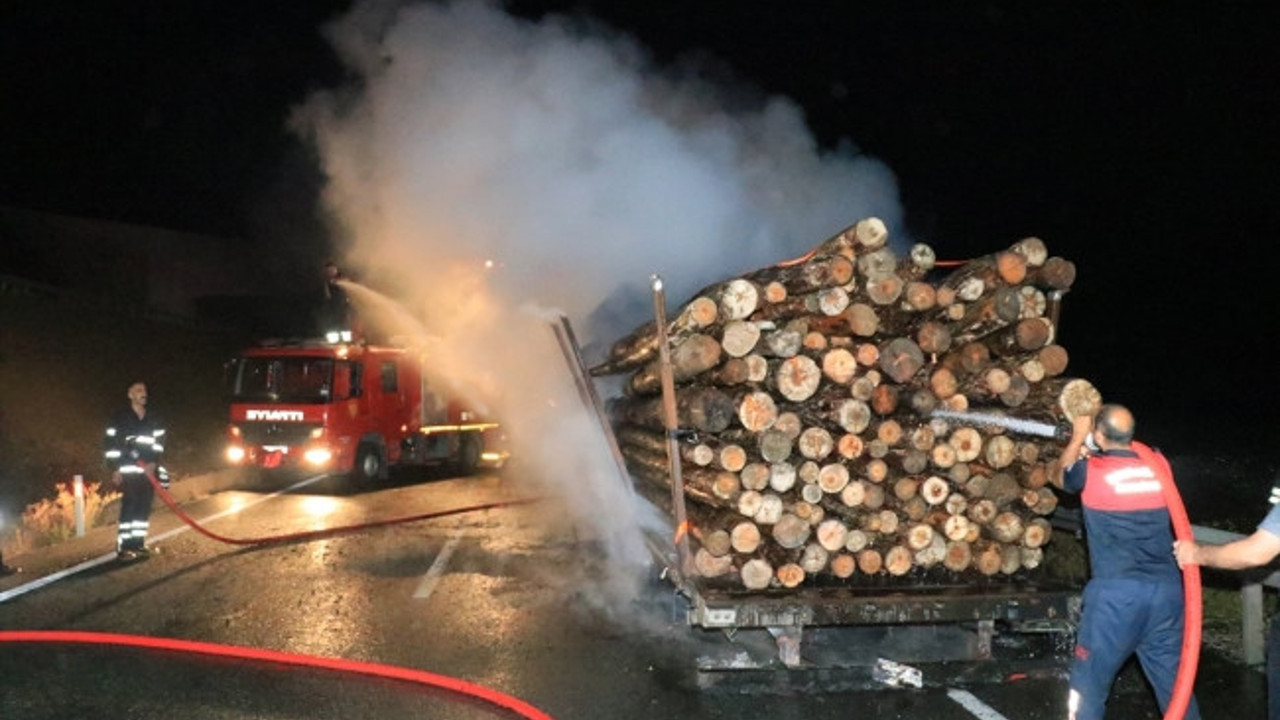 Tomruk yüklü tır seyir halindeki alev aldı