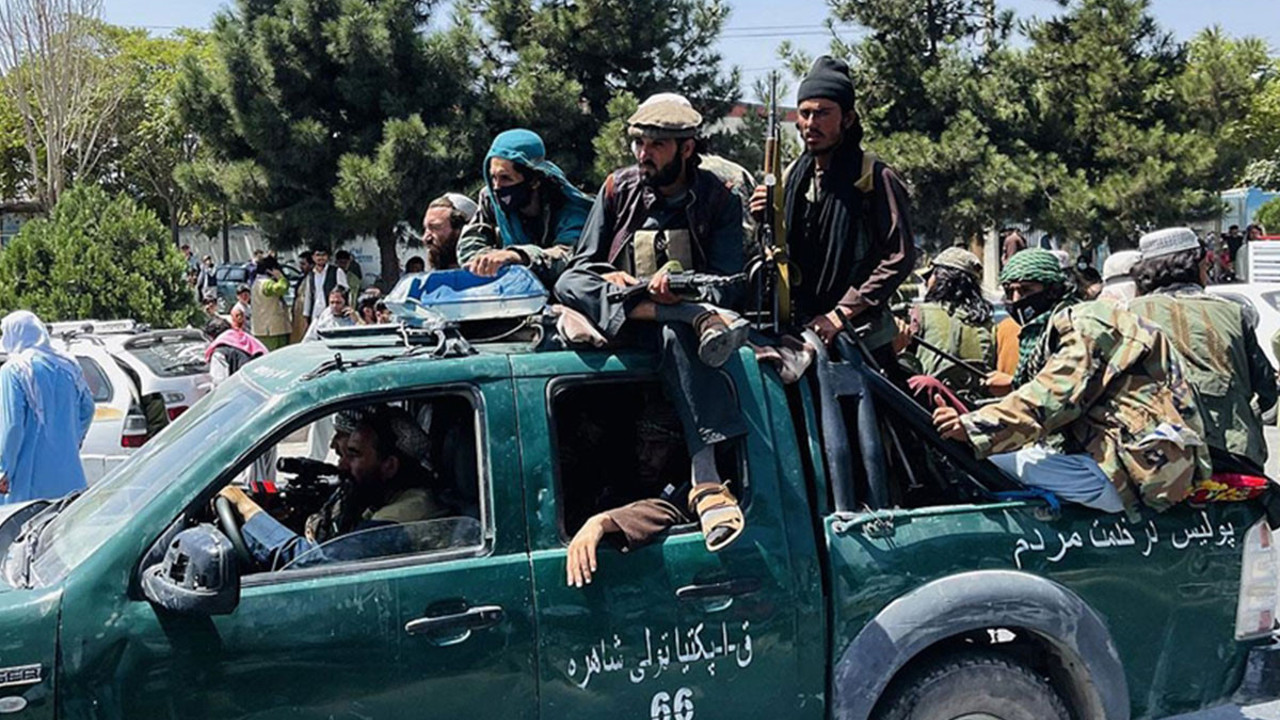 Taliban Kabil’i onlara emanet etti. Ilımlı olacak diye bekleyenler yine yanıldı