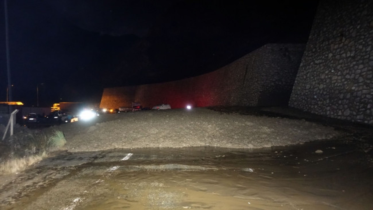 Artvin-Yusufeli yolu ulaşıma kapandı (22 Ağustos 2021)
