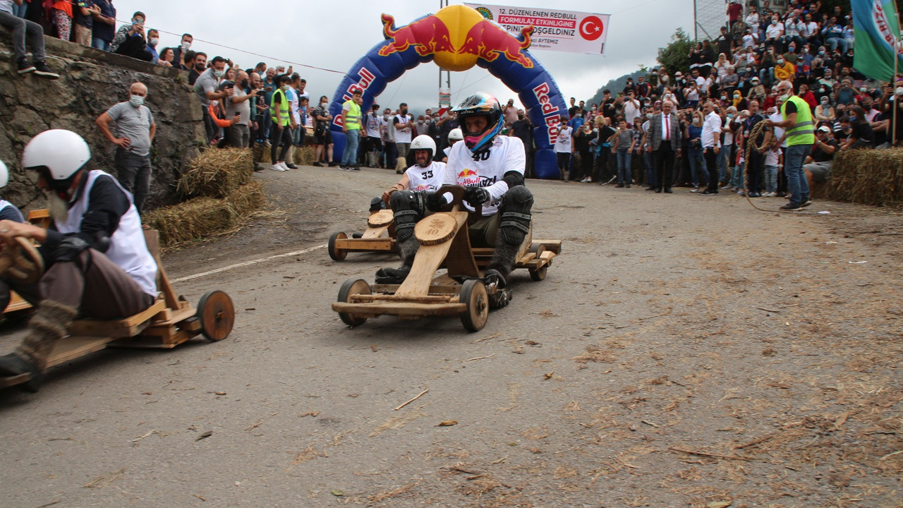 Formulaz tahta araba yarışları renkli görüntülere sahne oldu