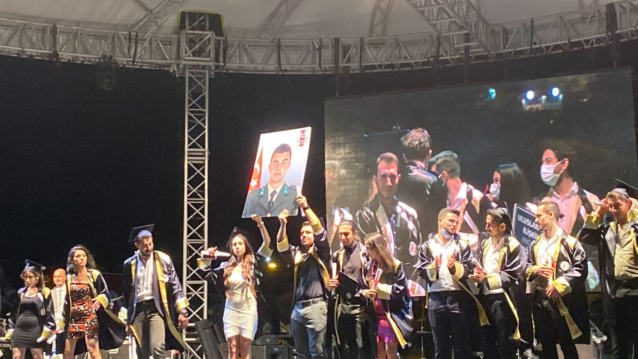 Kendi öğrencisi olan Şehit Teğmenin fotoğrafını törene almadılar