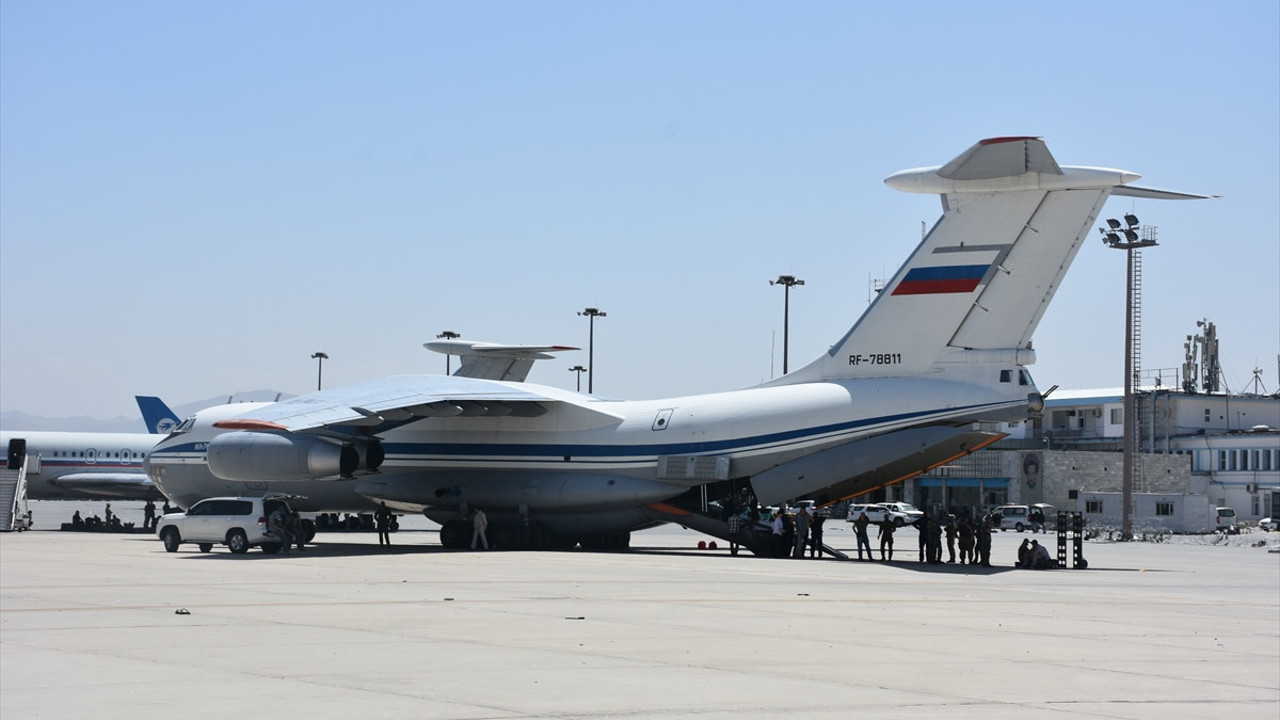 Rus uçakları tahliye için Kabil'de indi