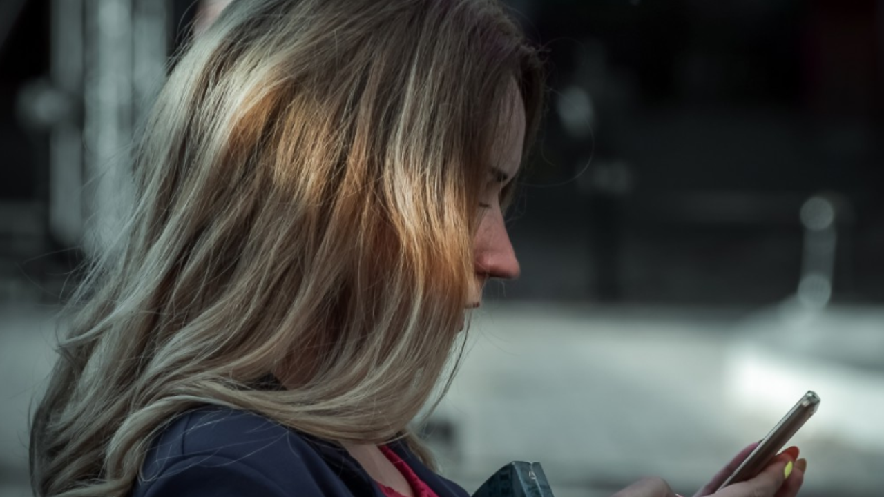 Kocasının başka bir kadınla cinsel içerikli mesajlarını yakaladı! Gizlice kaydedilen yazışma için Yargıtay'dan bomba karar