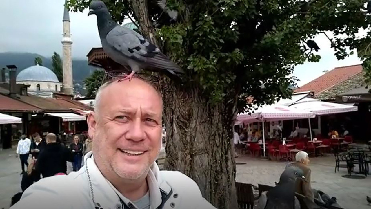 Ünlü savaş muhabiri Burak Ersemiz güvercinlerin istilasına uğradı. Bunlar kaçmayan cinsten insanın cebindeki yemi yiyorlar